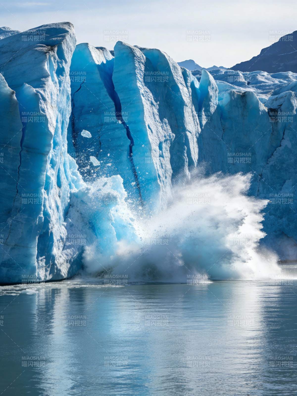 冰川崩裂瞬间图片