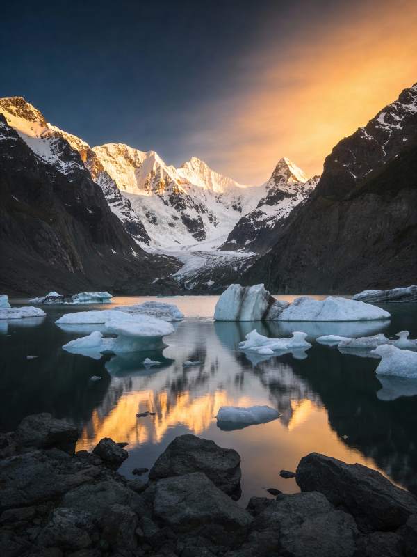 雪山湖光映晚霞图片