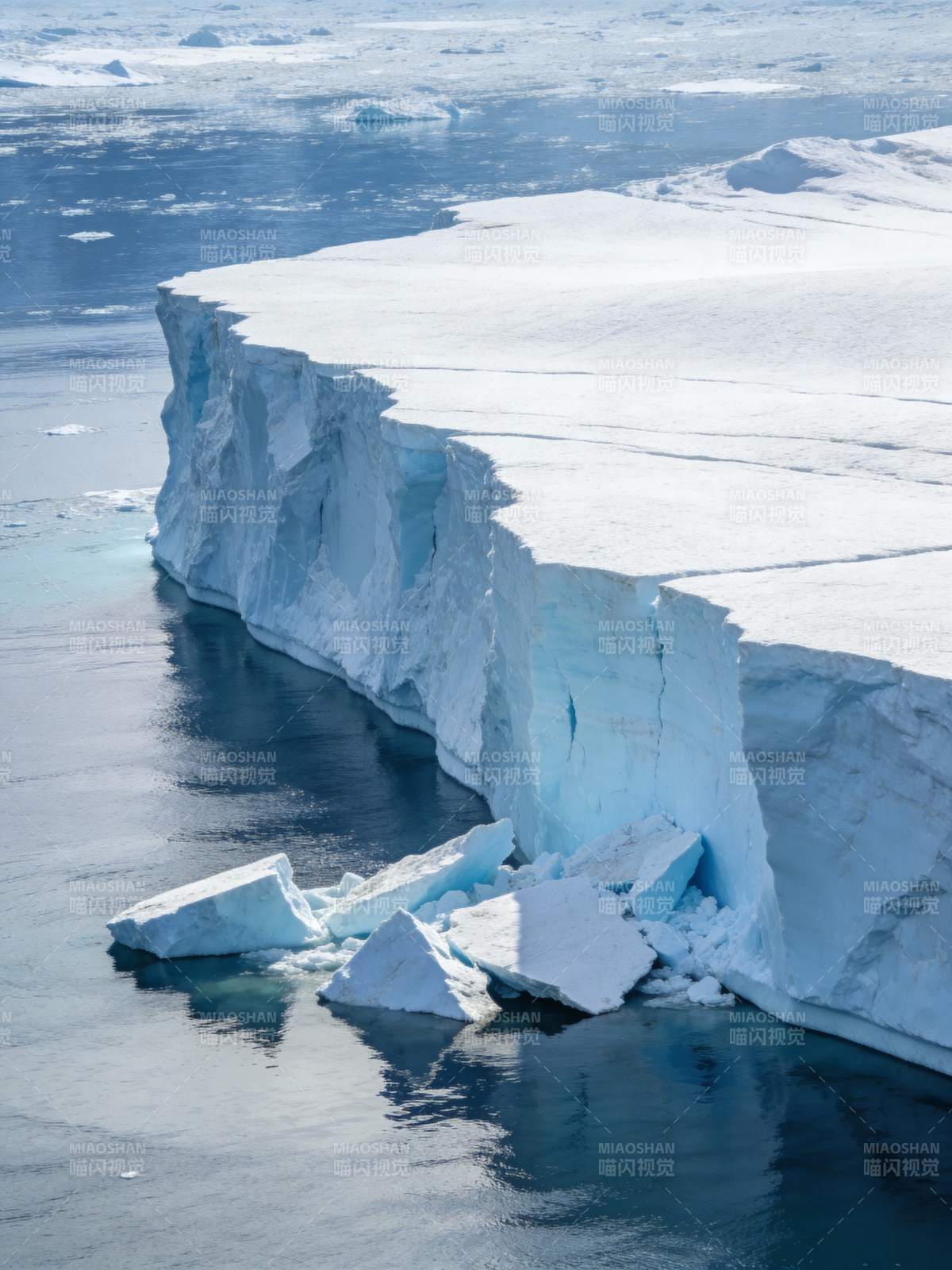 冰川崩解瞬间图片