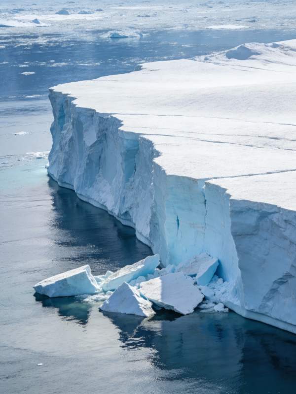 冰川崩解瞬间图片