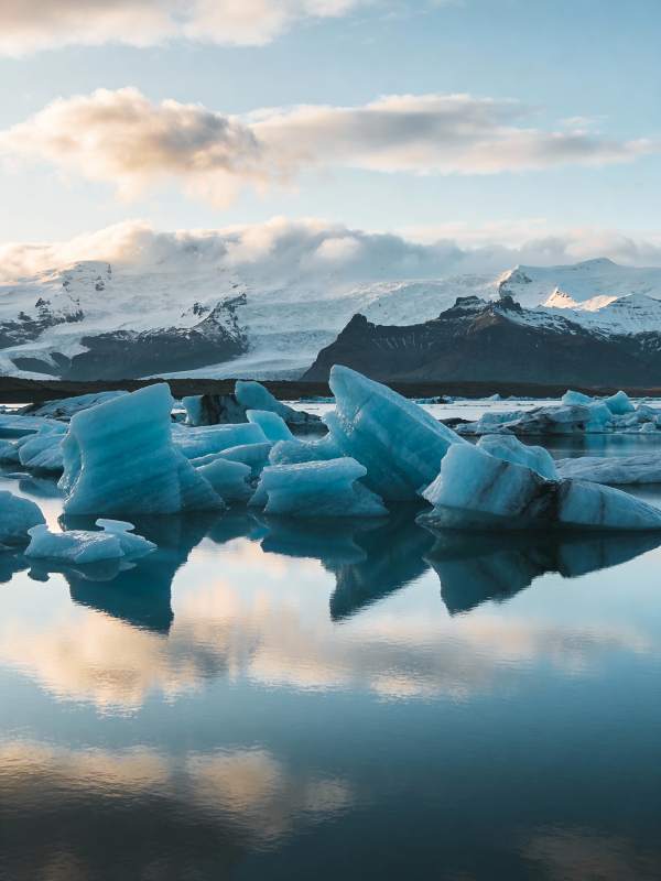 冰川湖畔静谧景图片