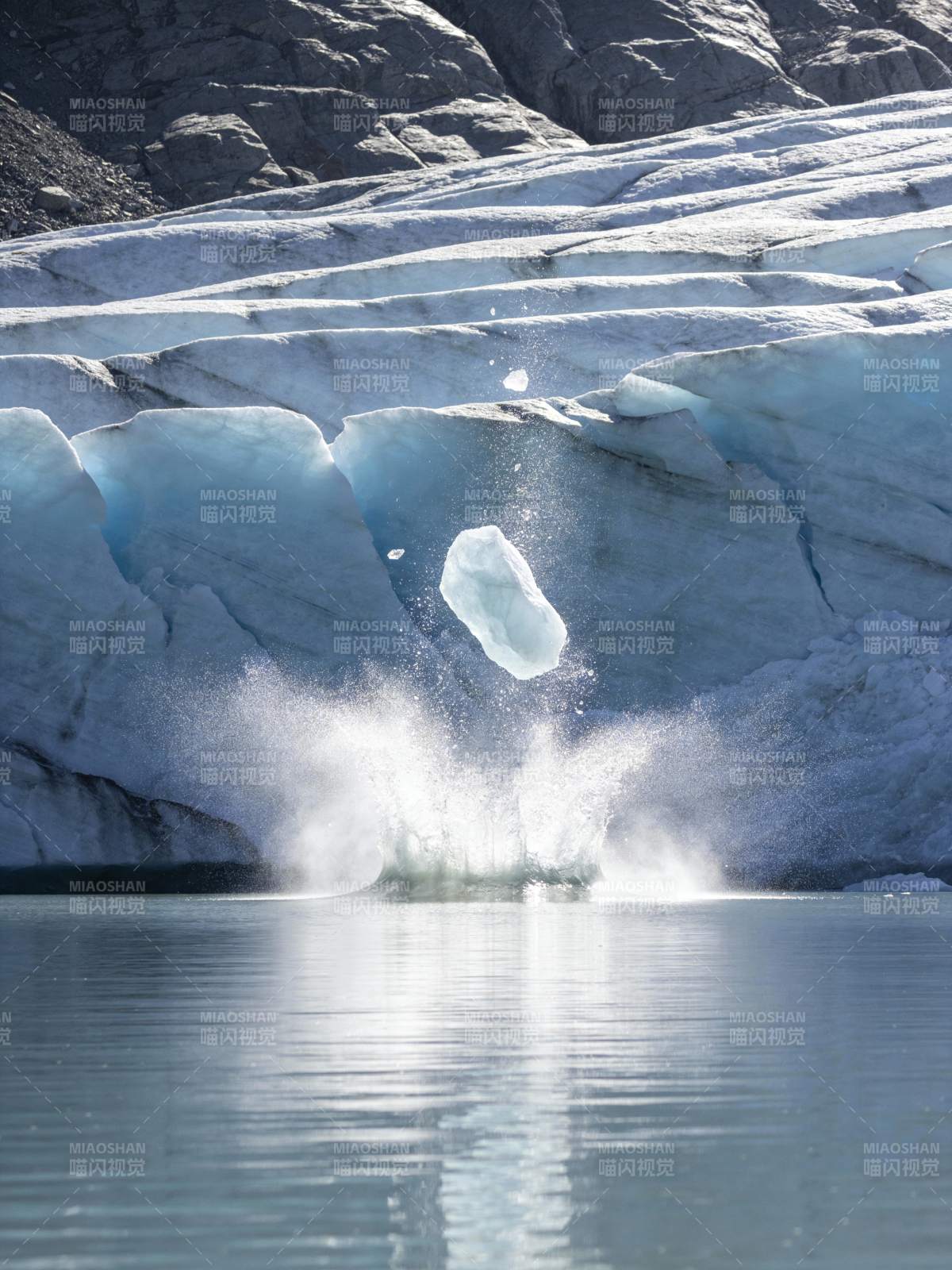 冰川崩解瞬间图片