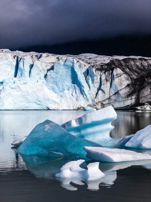 冰川倒影 静谧湖面图片