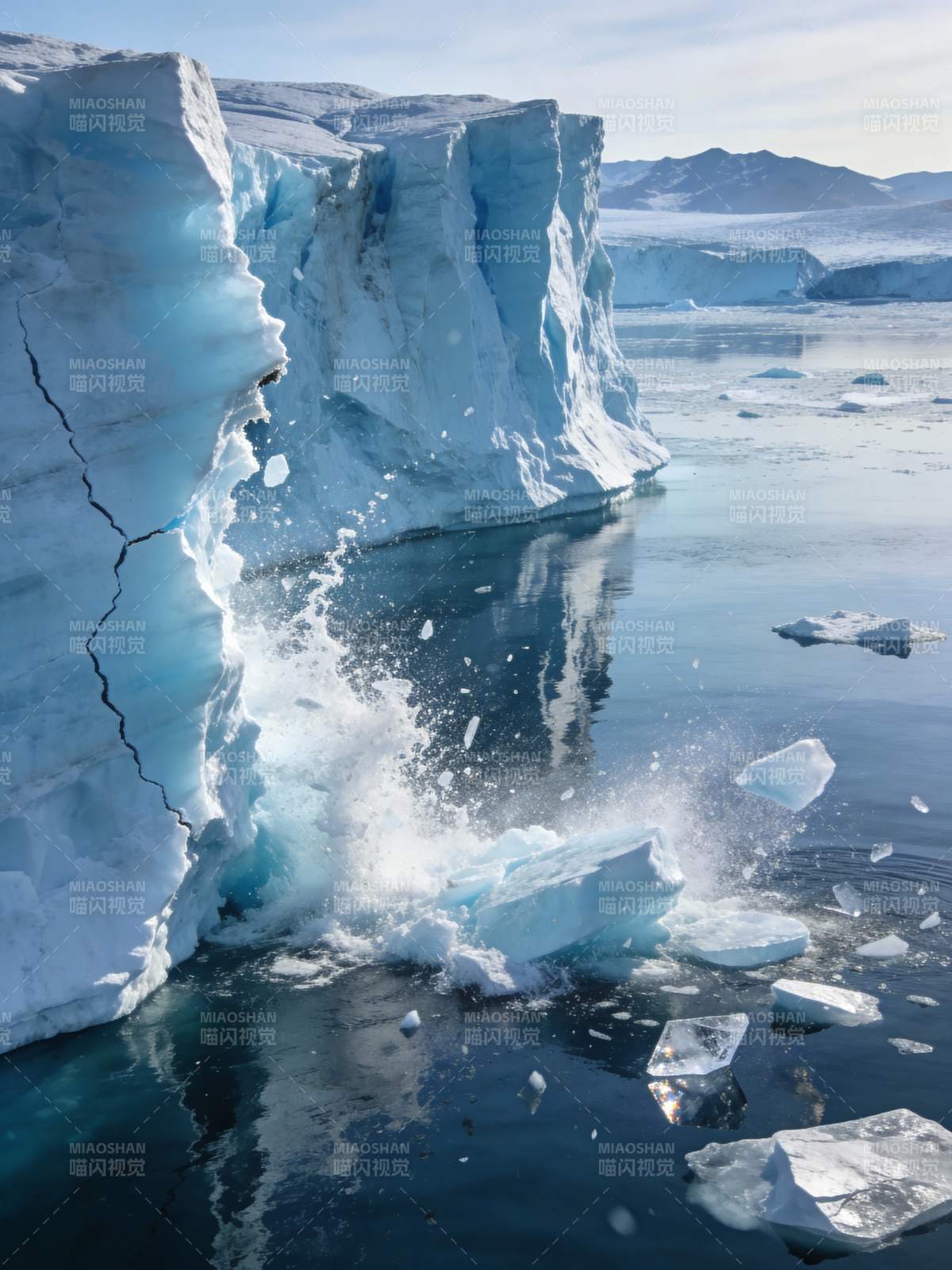 冰川崩解瞬间图片