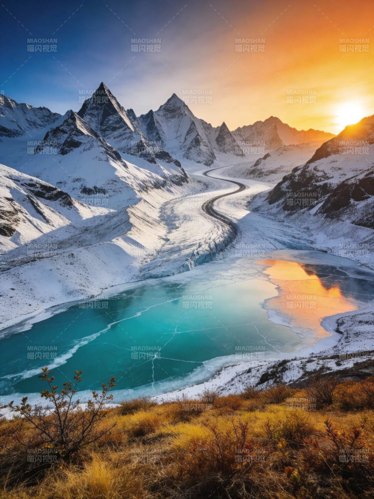 雪山映日 湖光如画图片