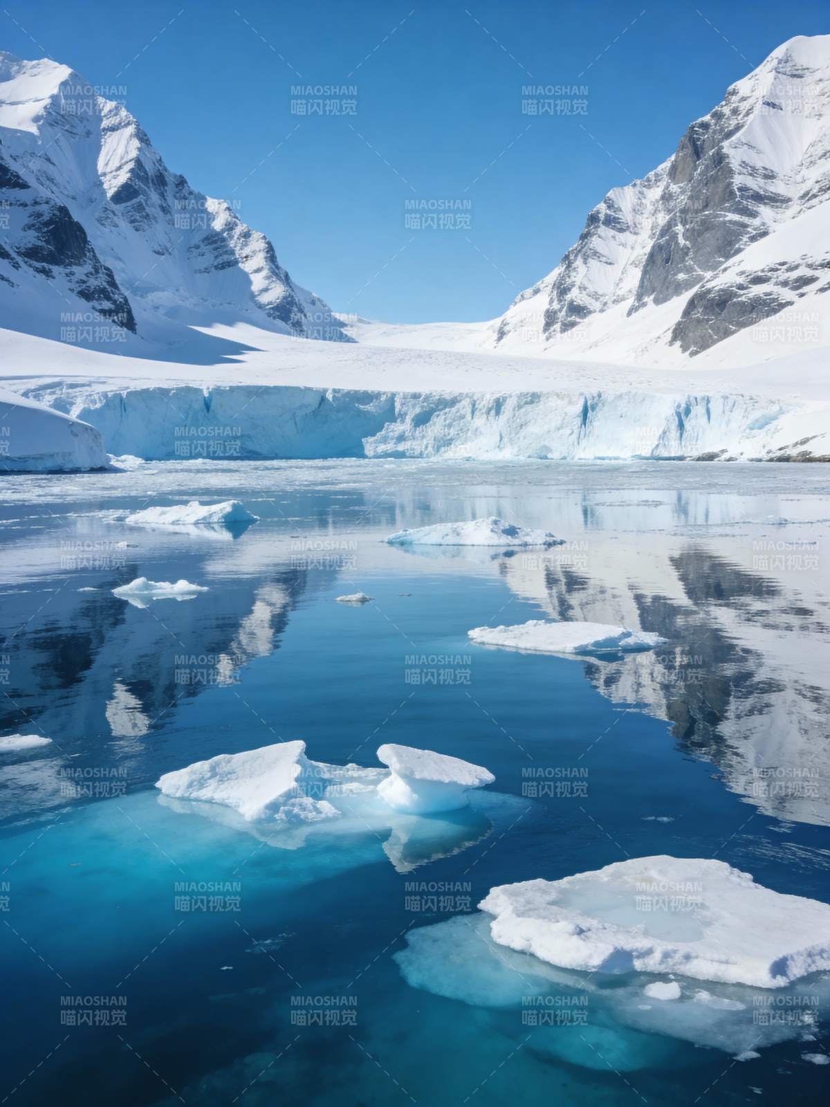 冰川湖镜面倒影图片