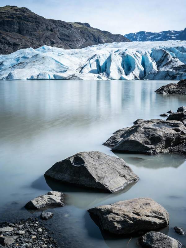 冰川湖畔静谧景图片