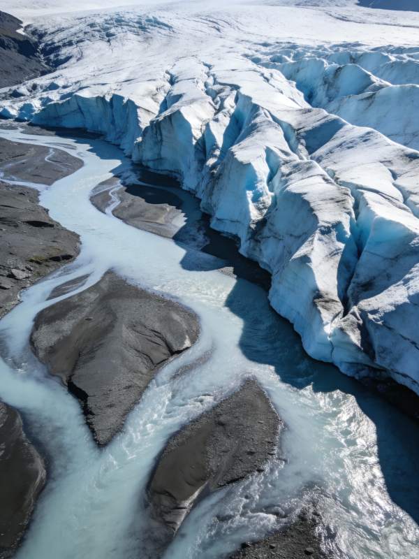 冰川融水蜿蜒流淌图片