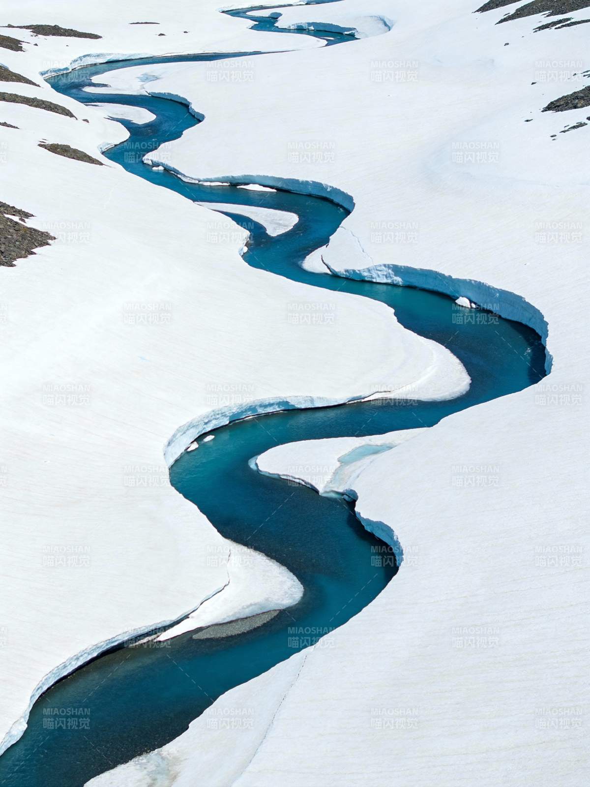 冰川蓝河蜿蜒图片