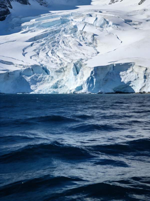 冰川与海的壮丽景象图片