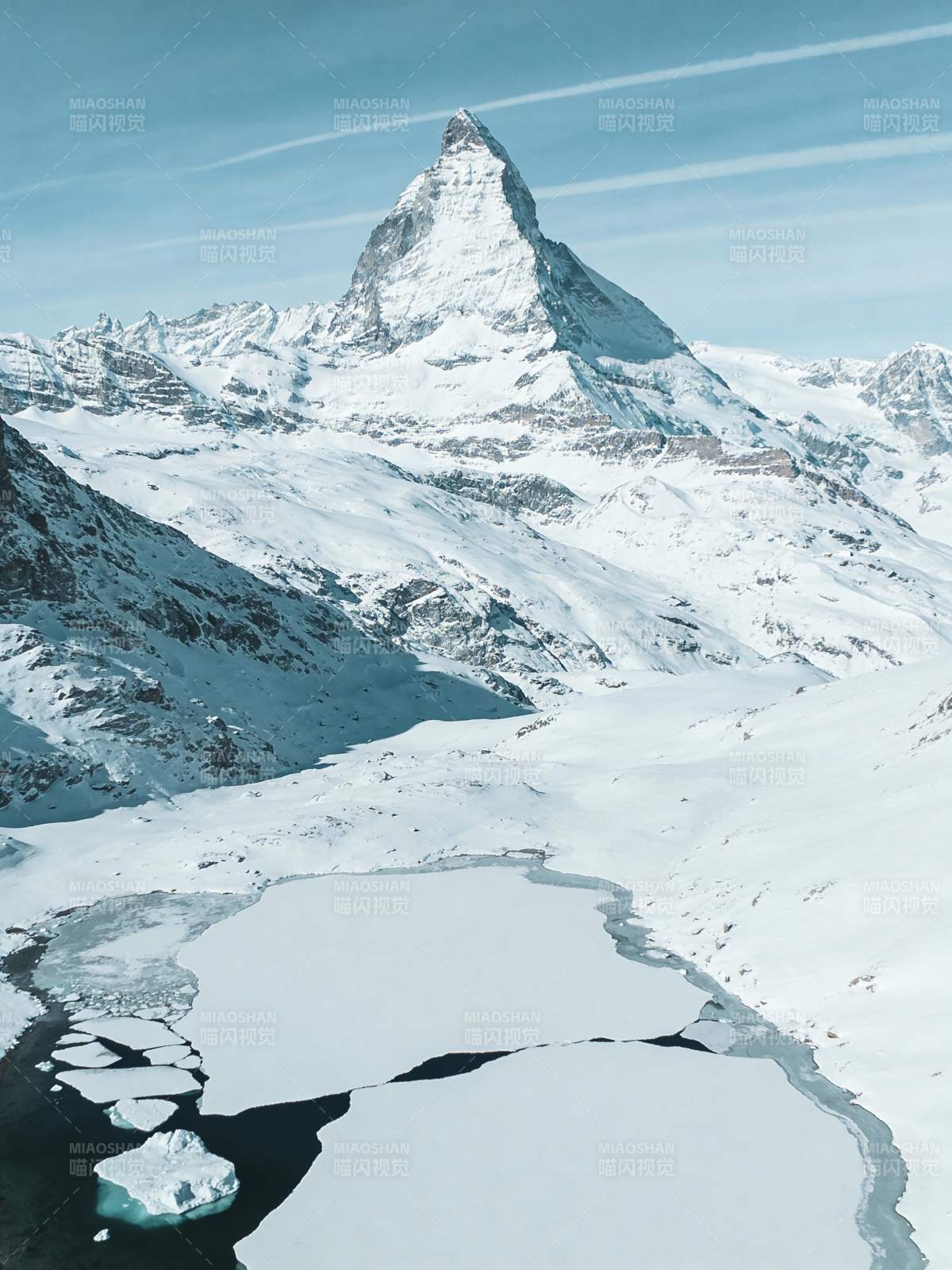雪山冰湖美景图片