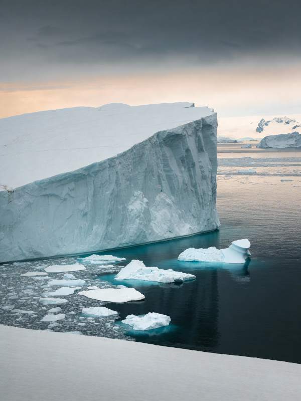 冰山静谧海面图片