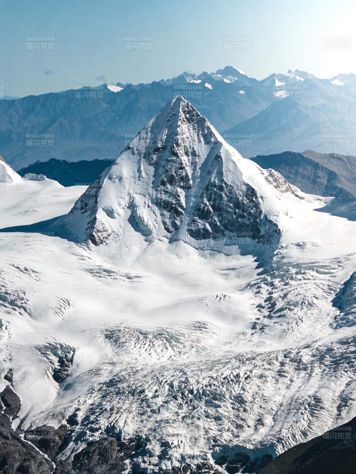 雪山之巅图片
