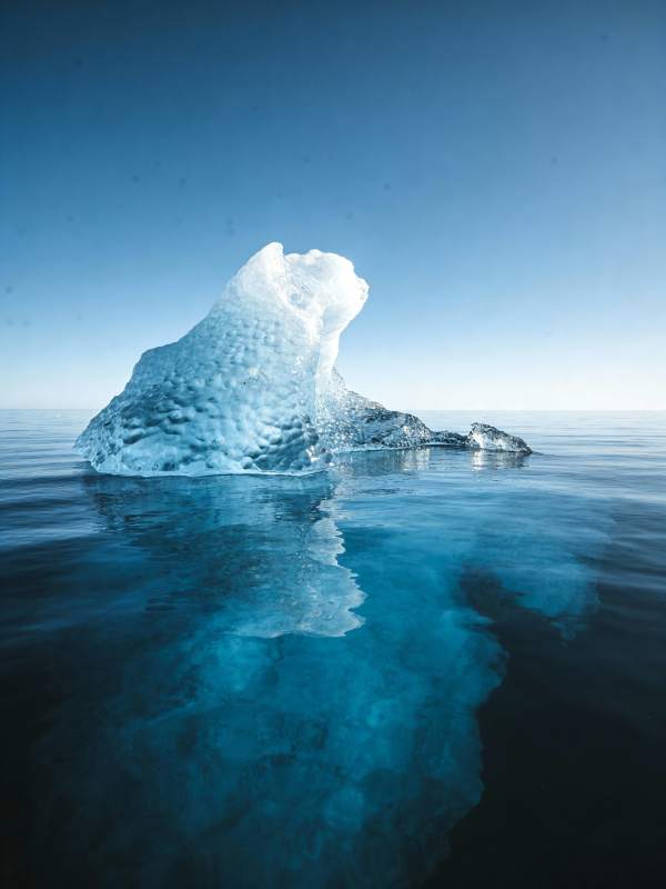冰山倒影图片