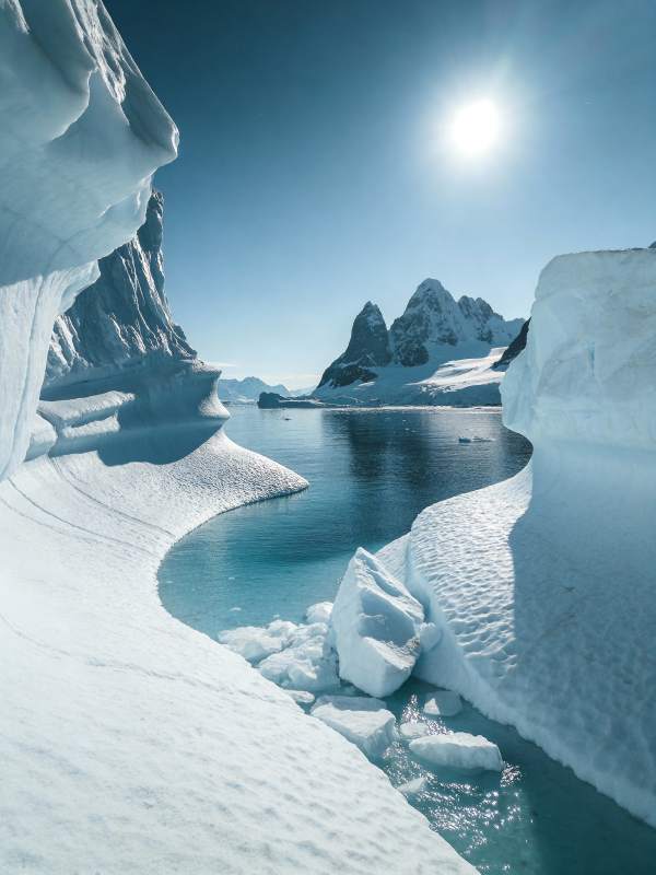冰川湖畔 雪峰映日图片