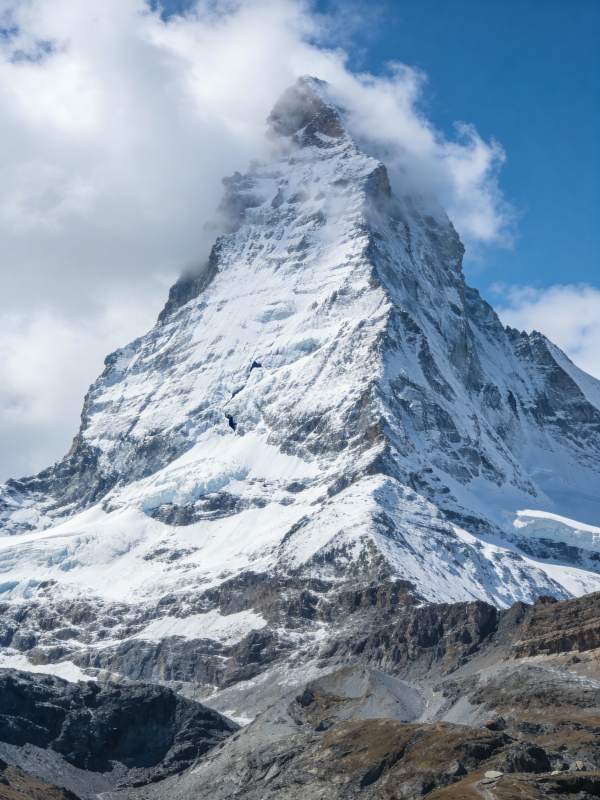 雪山巍峨入云图片