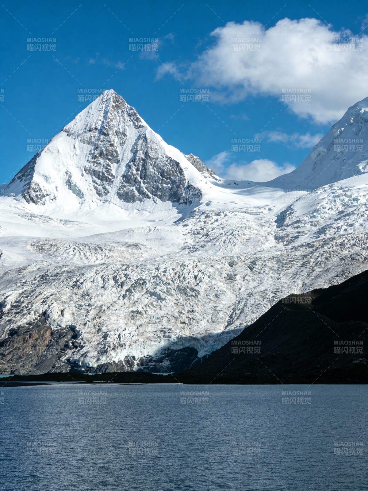 雪山映湖 蓝天白云图片
