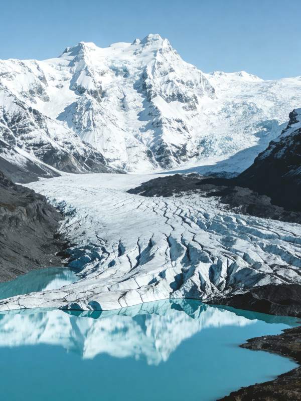 雪山倒影湖中图片