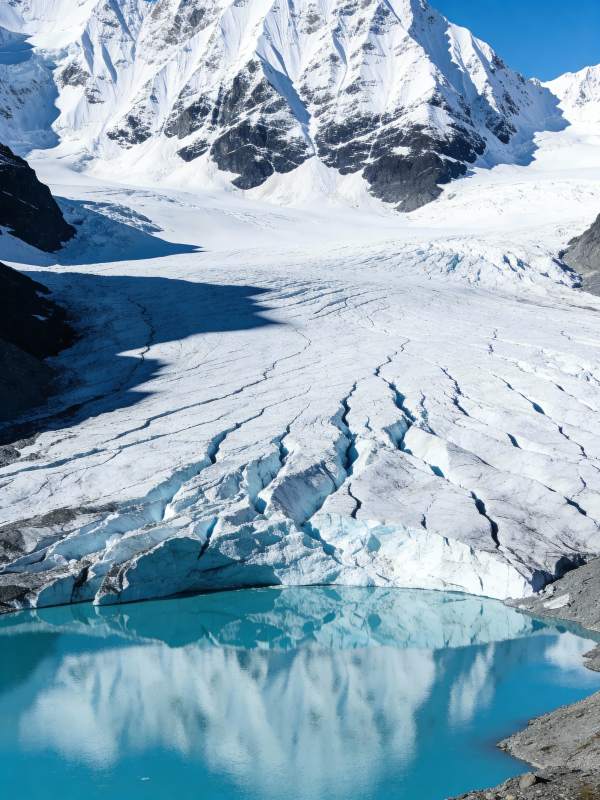 冰川映碧湖图片