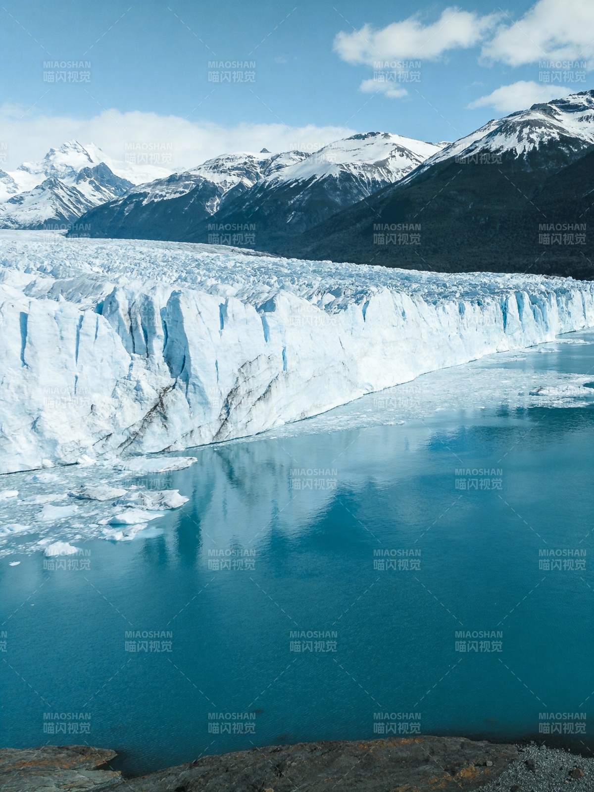 冰川湖畔风光图片