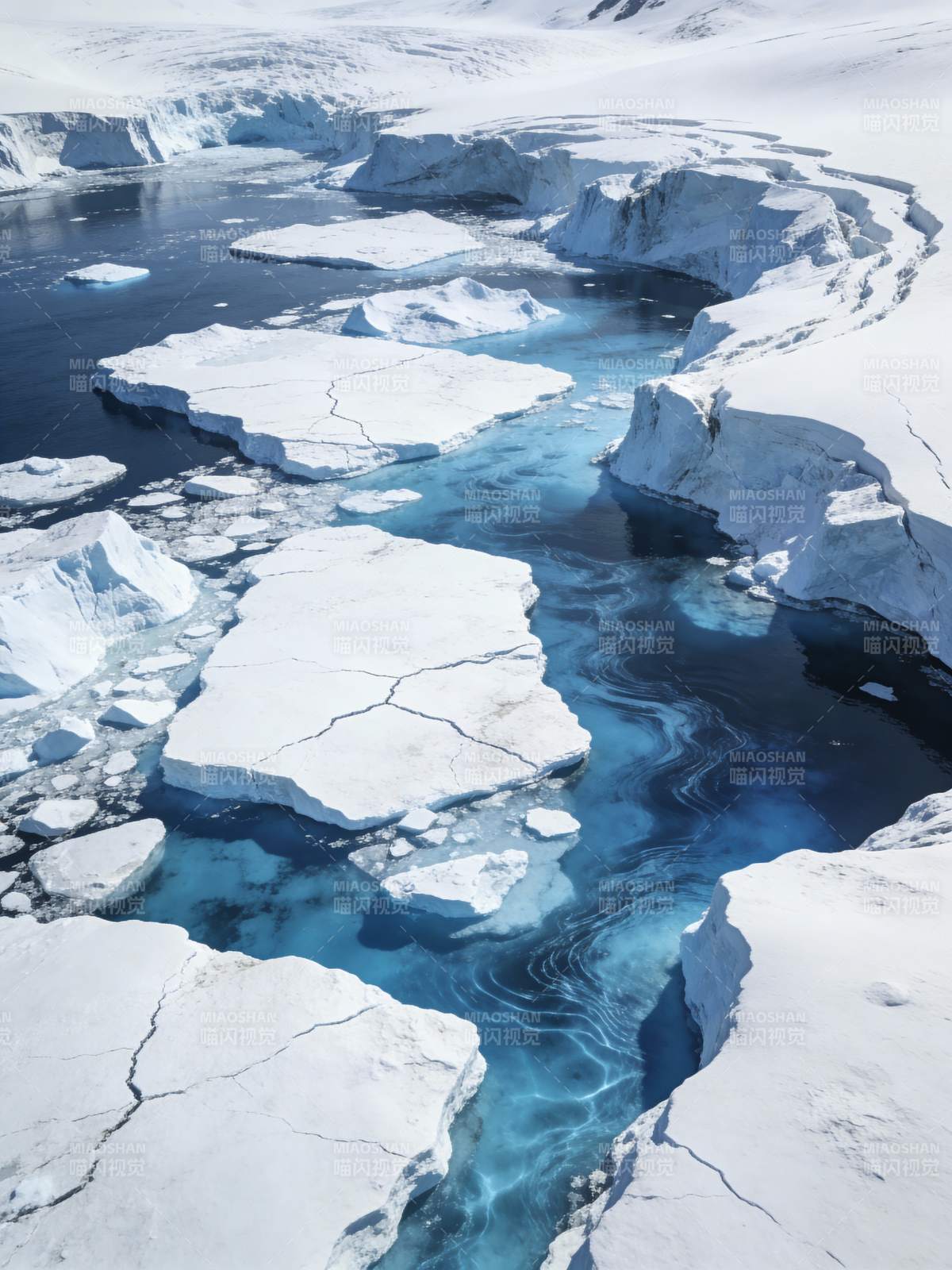 冰川裂隙碧水映图片