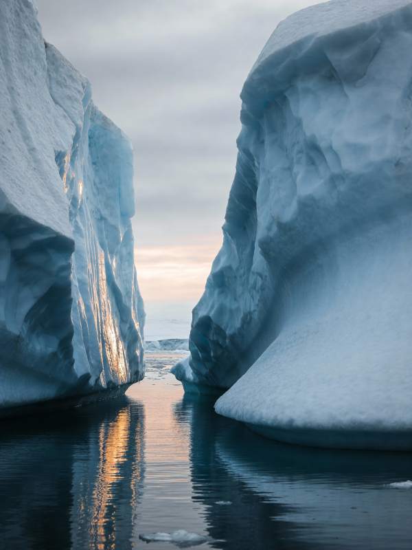 冰川夹道 水光潋滟图片