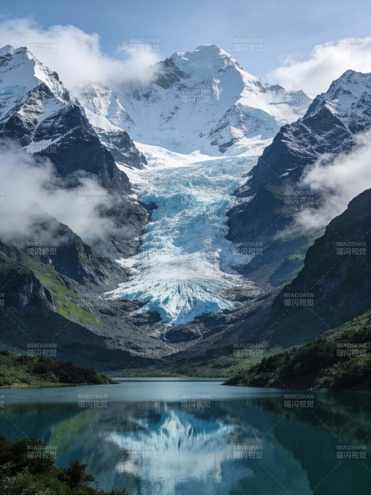 雪山倒影湖光图片