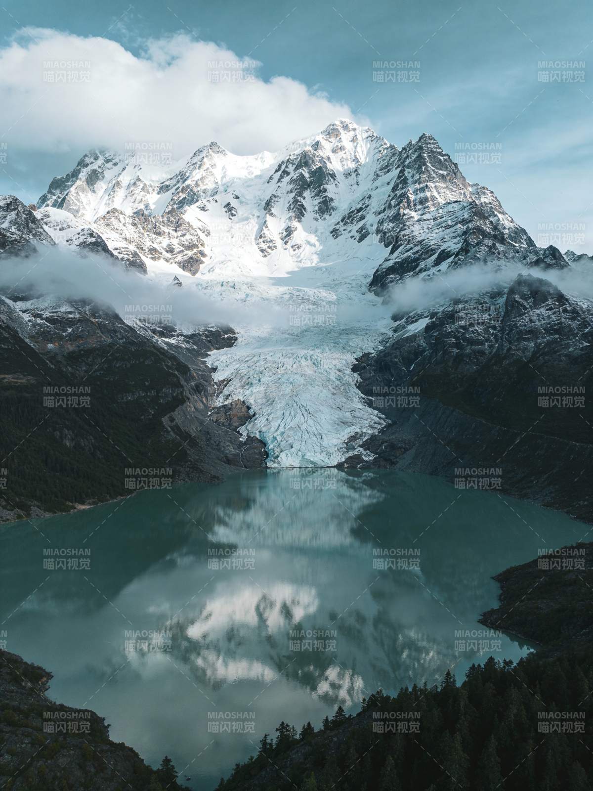 雪山倒影湖光图片