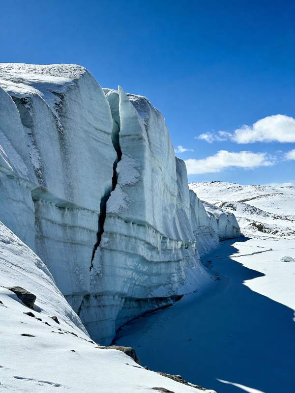 冰川裂隙深蓝湖图片