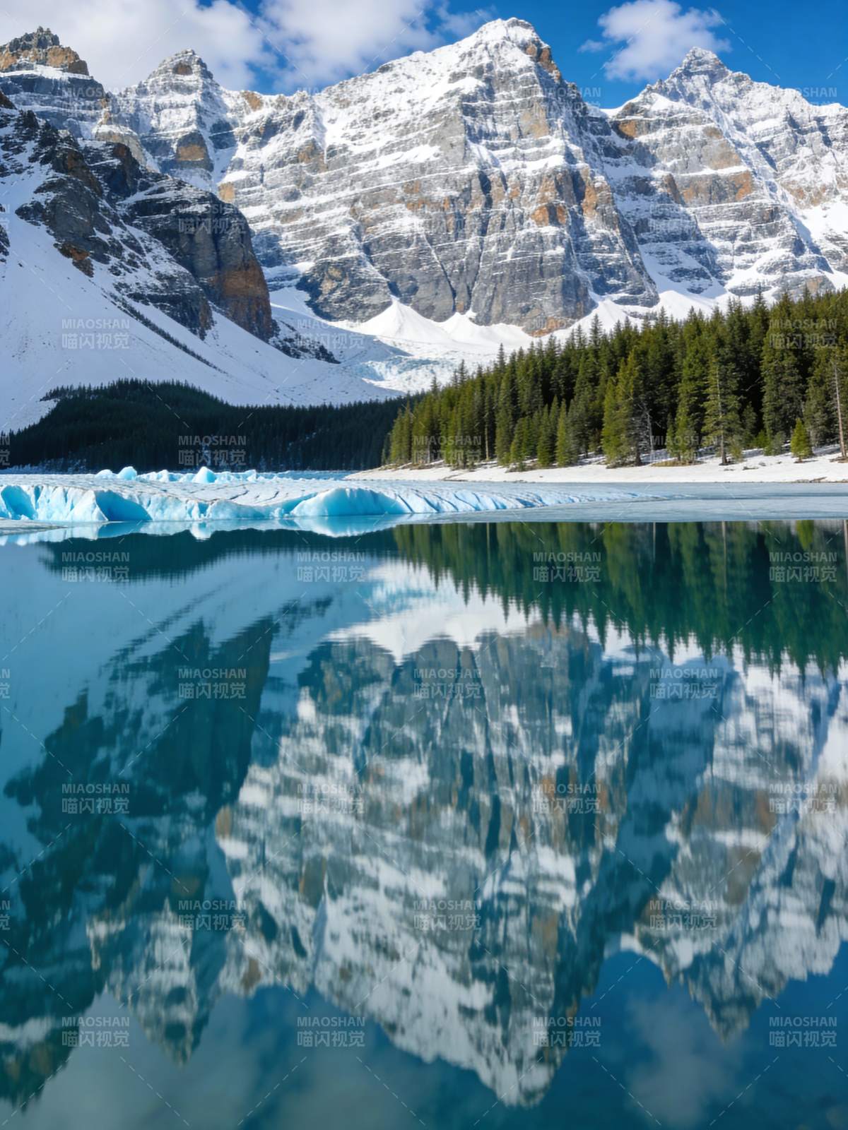 雪山倒影湖中图片