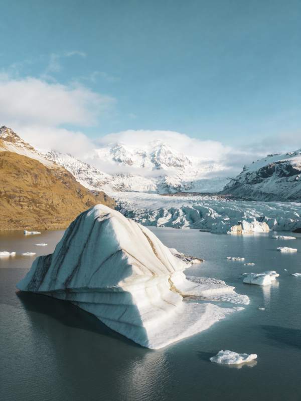 冰川湖畔奇景图片