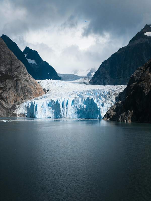 冰川湖畔风光图片