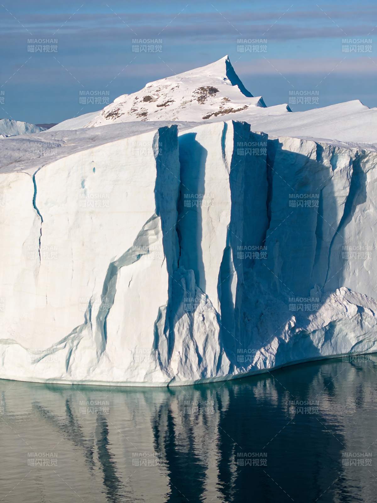 冰山倒影静谧湖图片