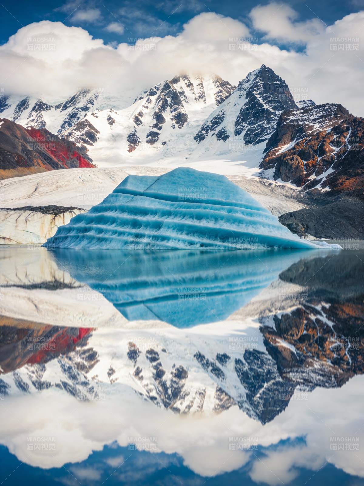 冰川倒影山湖图片