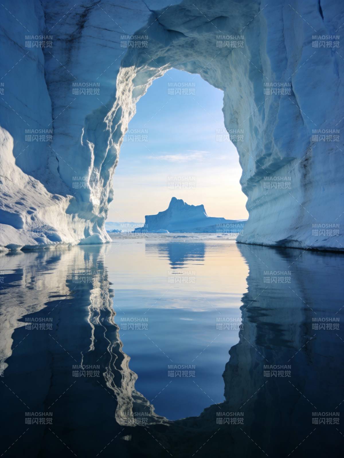 冰洞映水 静谧如画图片