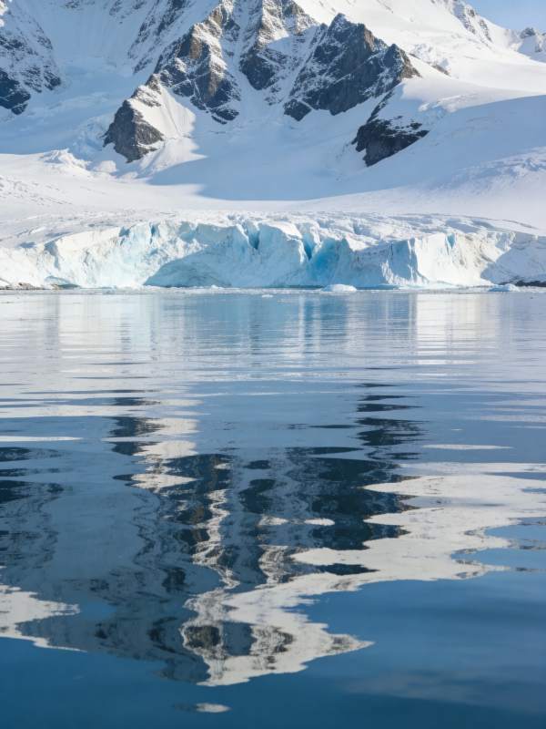 雪山倒影湖面图片