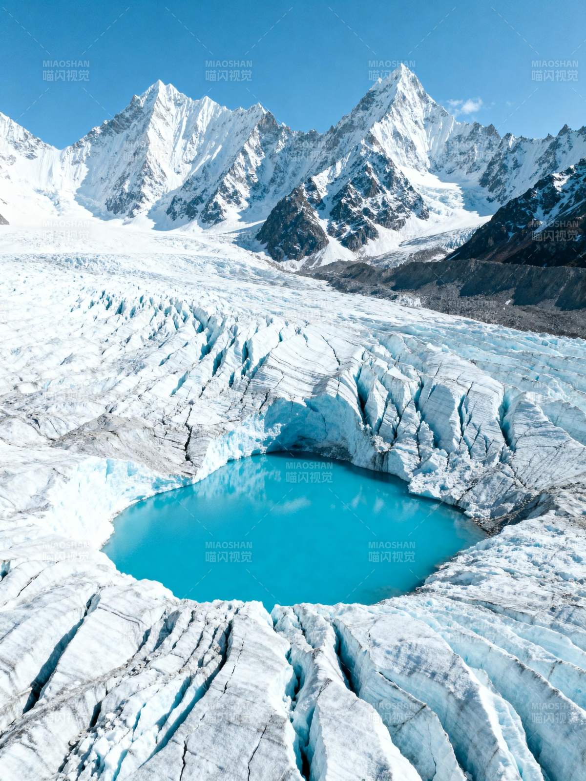 冰川碧潭映雪山图片