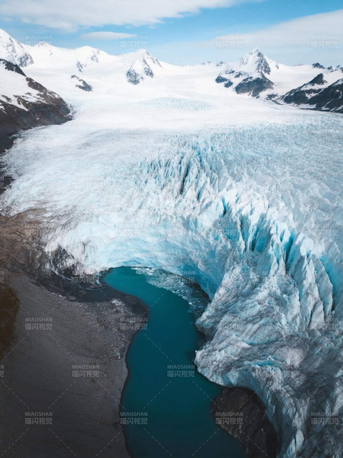 冰川融水碧蓝如玉图片