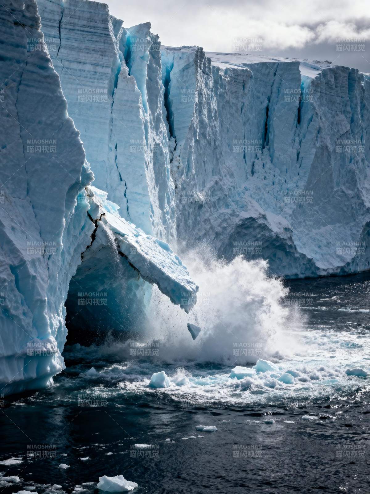 冰川崩解瞬间图片