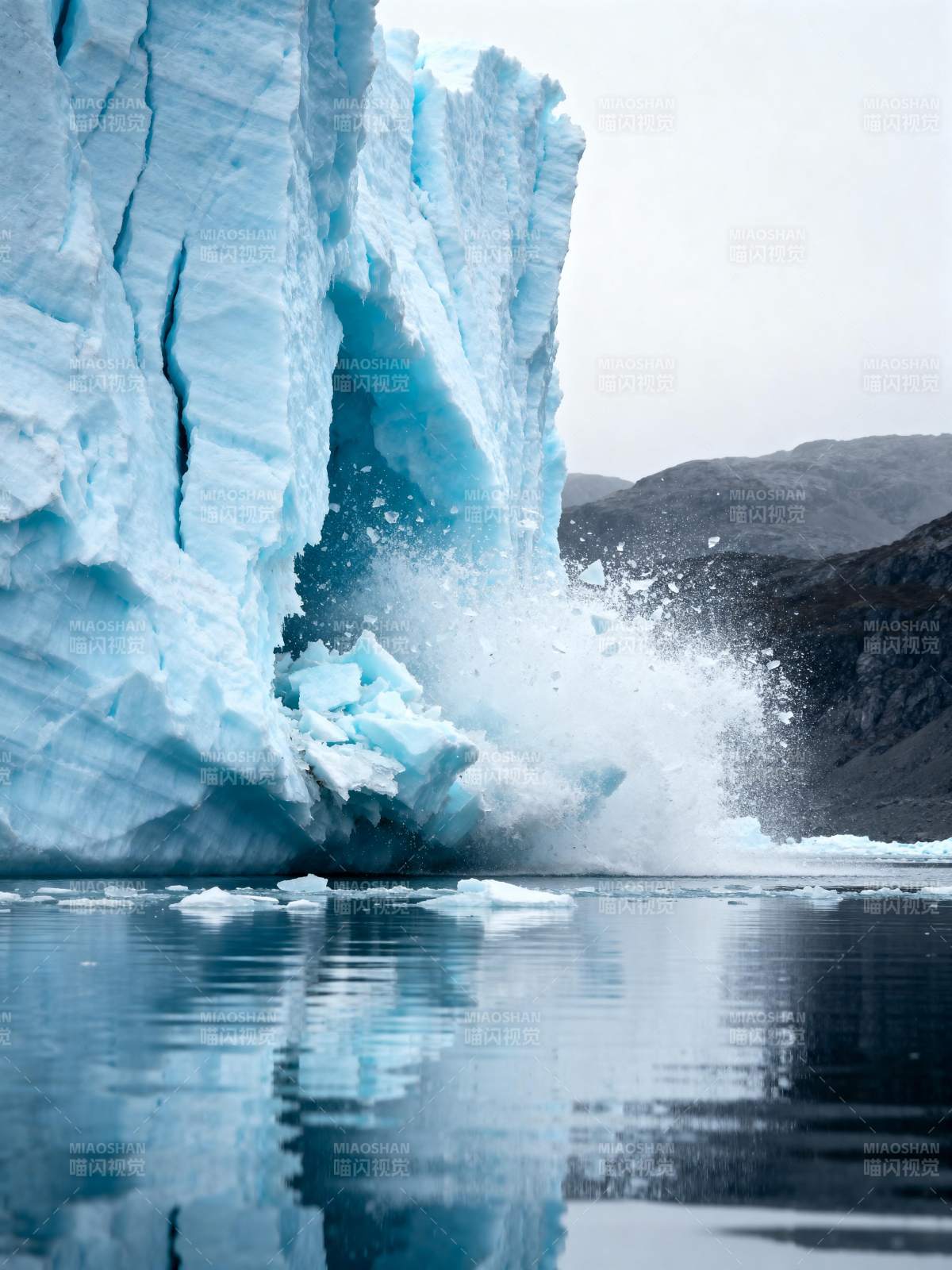 冰川崩解瞬间图片