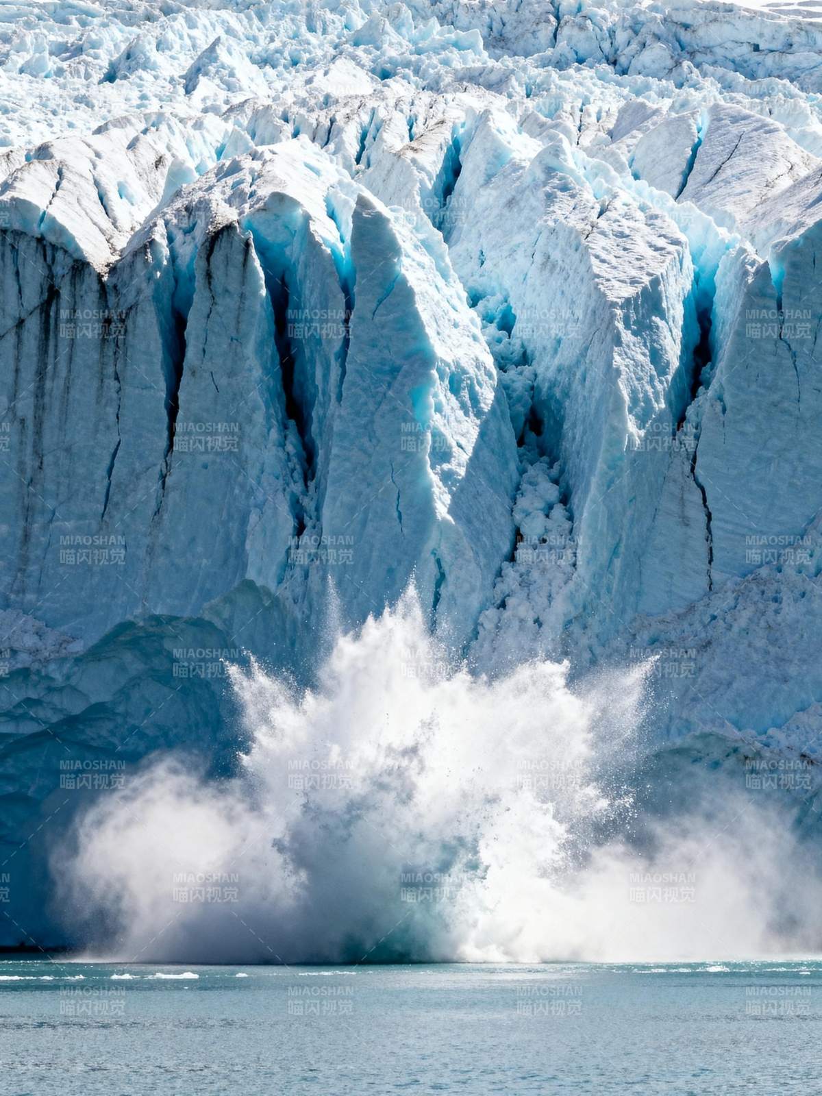 冰川崩塌瞬间图片