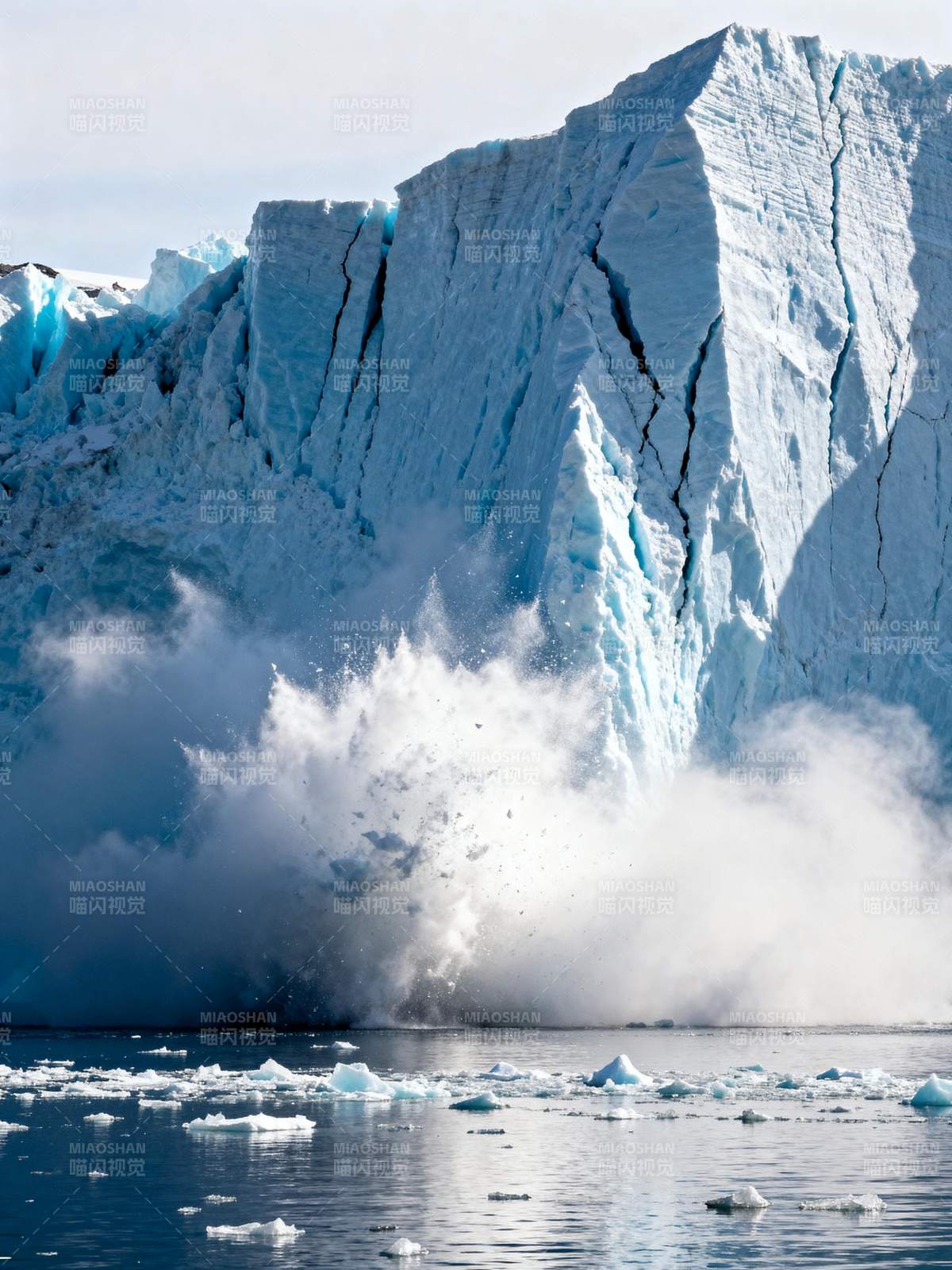 冰川崩塌瞬间图片
