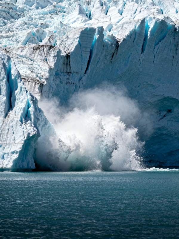 冰川崩塌瞬间图片