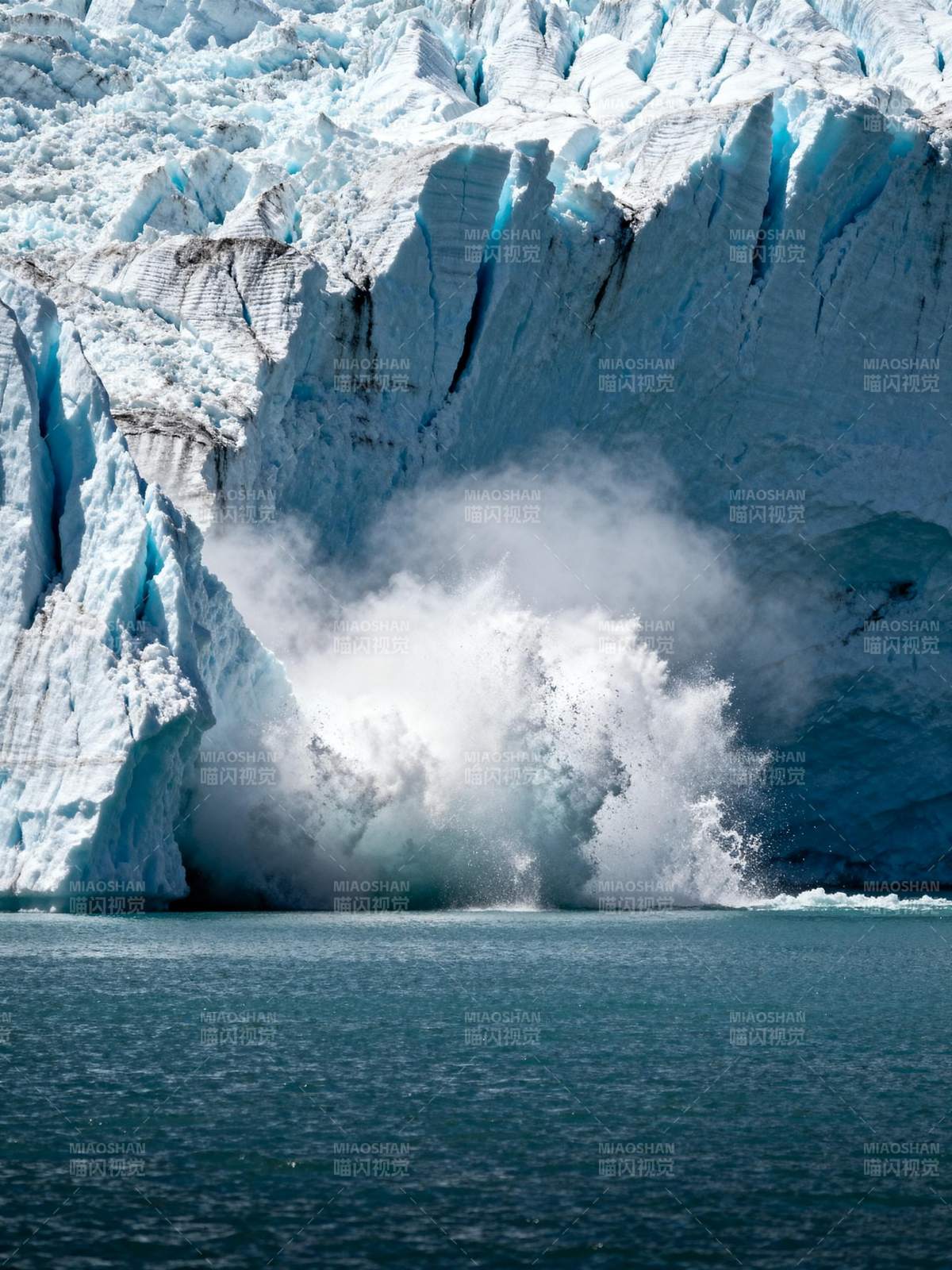 冰川崩塌瞬间图片