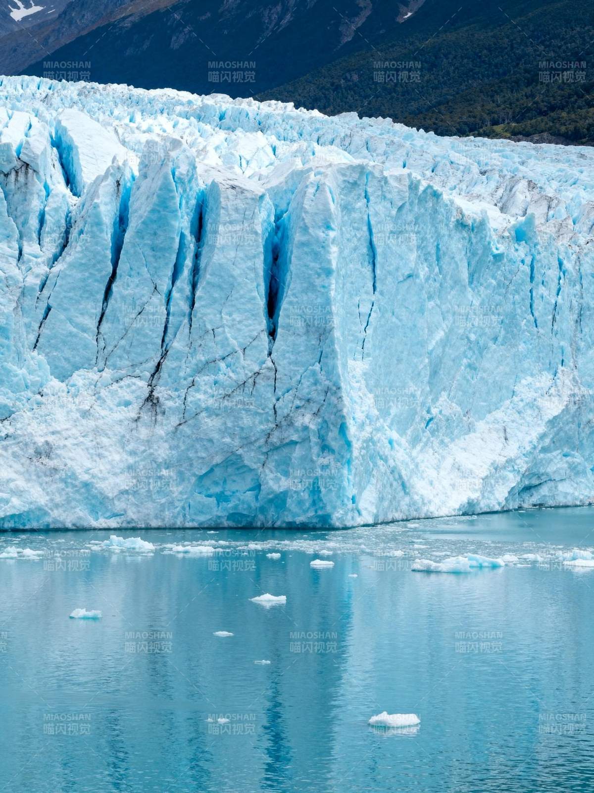 冰川倒影湖中图片