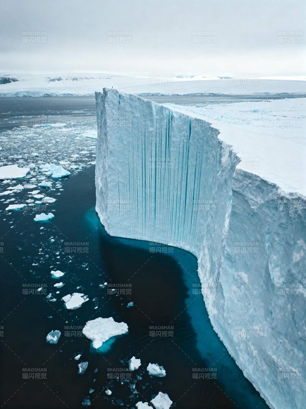 冰川裂隙 蔚蓝深邃图片