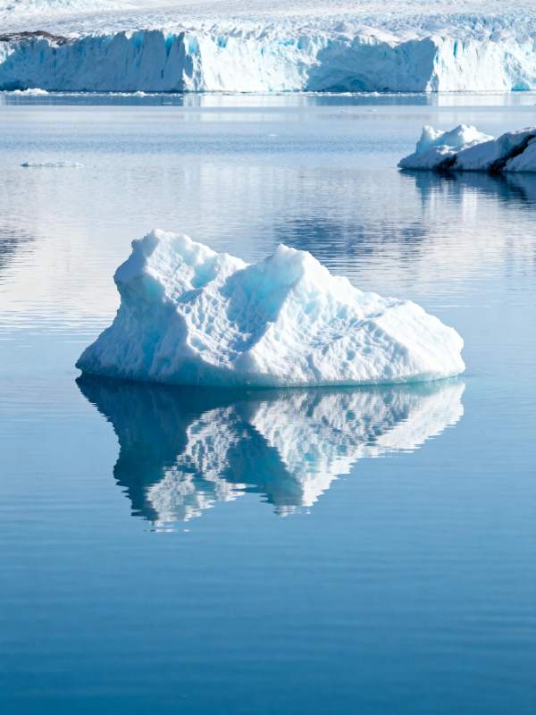 冰山倒影静谧湖图片