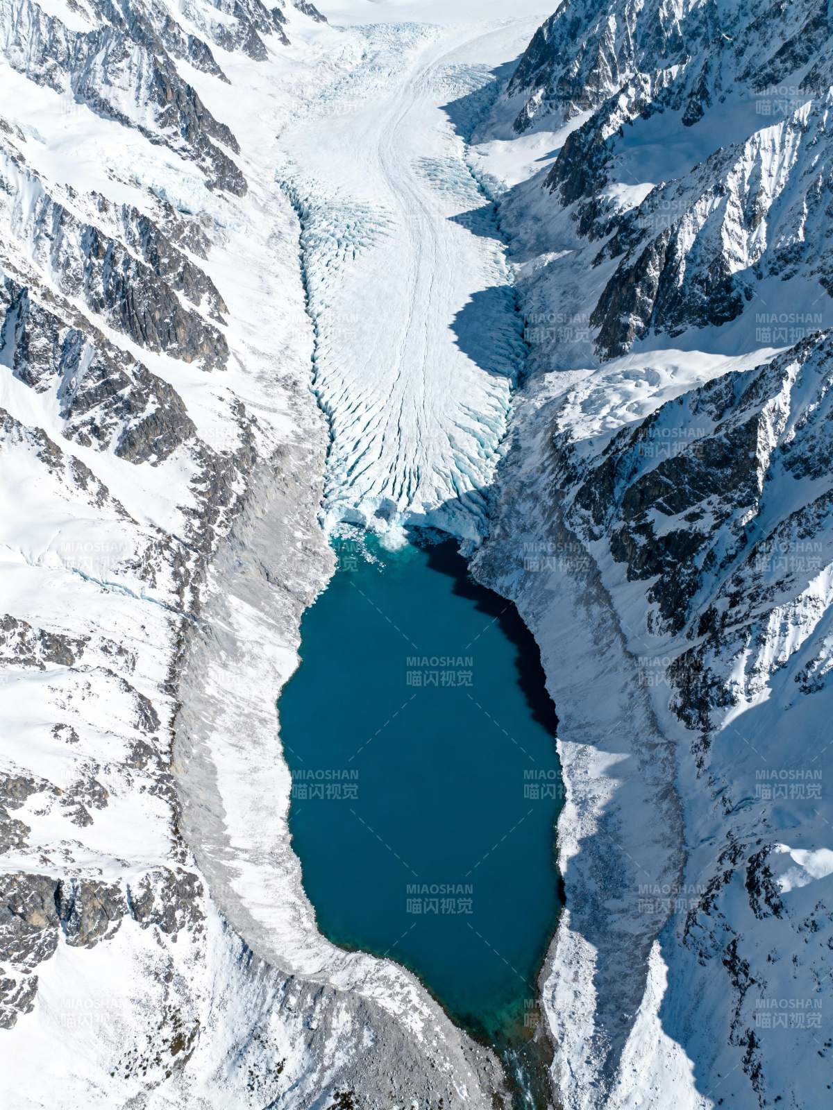 冰川湖畔雪峰图片