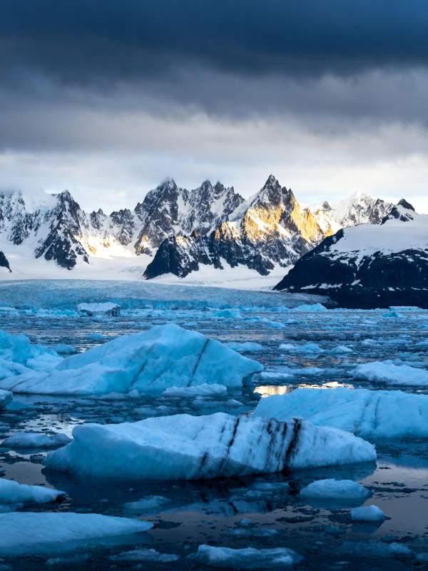 冰川雪山映湖光图片