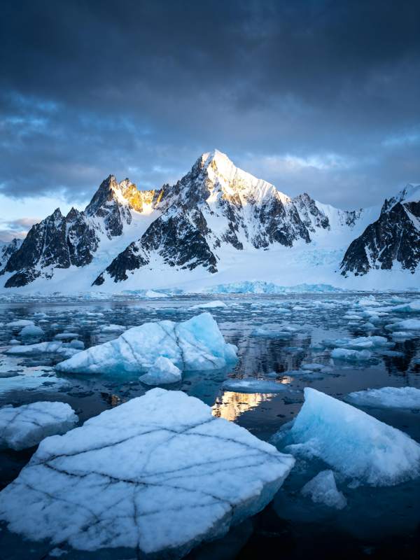 冰川雪山映湖光图片